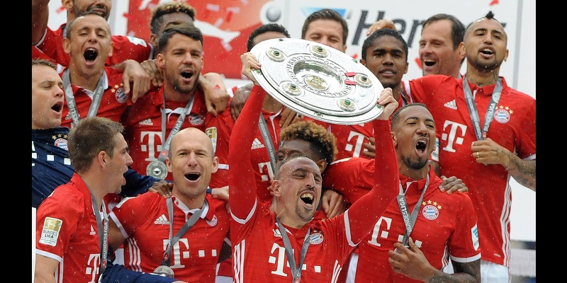 Áo đấu của CLB Bayern Munich mùa giải 2015/2016